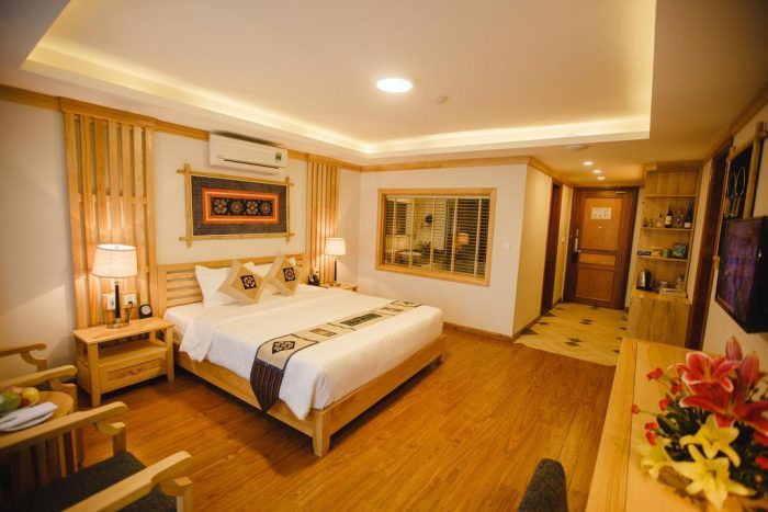 Phòng ngủ có thiết kế với tông màu vàng nâu làm chủ đạo