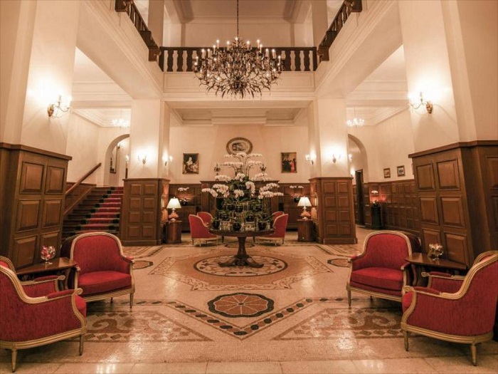 Không gian bên trong khách sạn Dalat Palace lộng lẫy, thu hút người nhìn với cách bày trí tinh tế, tỉ mỉ