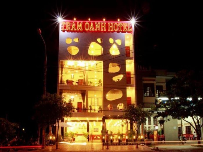 Ban đêm, khách sạn Trâm Oanh nổi bật nhờ ánh đèn vàng rực sáng khắp cả con đường 
