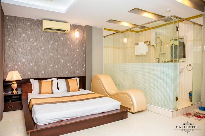 Khách sạn Cali Hotel nằm ngay cạnh bến Ninh Kiều và nhiều địa điểm du lịch nổi tiếng