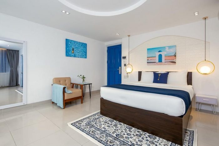 Phòng ngủ của Chill Box có màu trắng chủ đạo và xanh dương làm điểm nhấn 