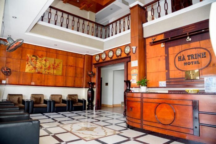 Tiền sảnh khách sạn Hà Trinh làm bằng gỗ tạo cảm giác ấm áp, sang trọng