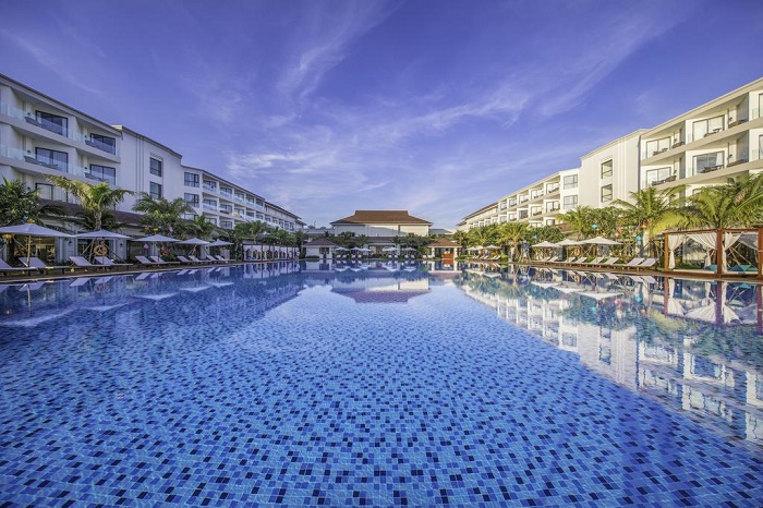 Bể bơi vô cực rộng nhất Hội An tại Vinpearl Resort & Spa Hội An