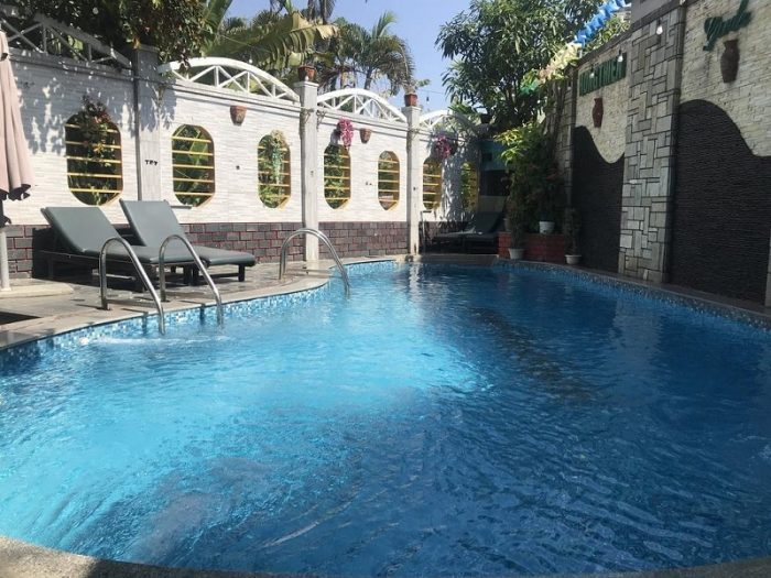 Bể bơi là điểm nhấn của khách sạn Hồng Thiên 1