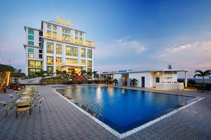 Hồ bơi ngoài trời xanh mát của khách sạn Mường Thanh Holiday Lý Sơn