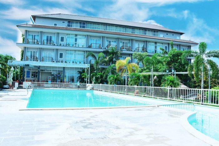 Khách sạn có hồ bơi ngoài trời rộng lớn, trong xanh
