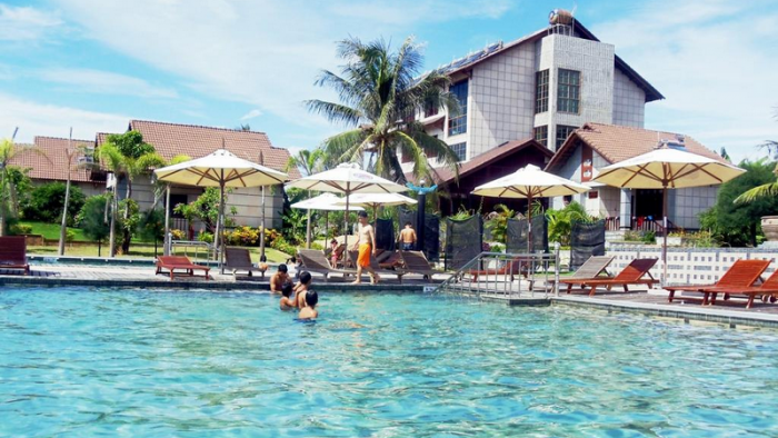 Còn gì tuyệt vời hơn ngâm mình dưới dòng nước mát tại bể bơi của Sa Huỳnh Resort