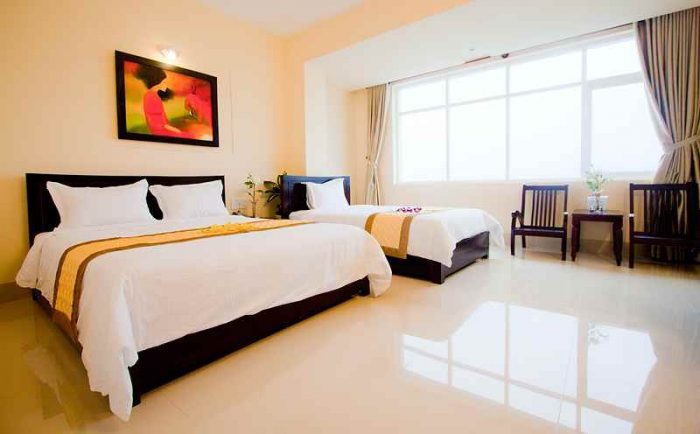 Khách sạn Tuần Châu có phòng ngủ rộng rãi và ô cửa kính lớn đón nắng