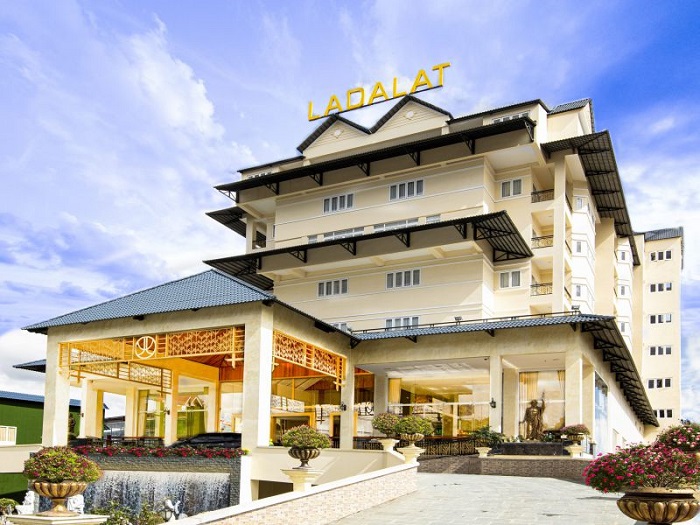 View nhìn trực diện ra Thung Lũng Tình Yêu thơ mộng khiến LaDalat Hotel trở thành điểm dừng chân được nhiều du khách yêu thích