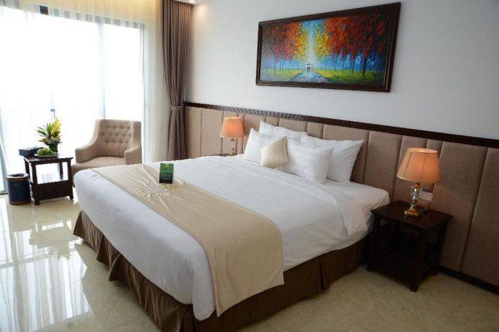 Phòng nghỉ với chiếc cửa sổ kính rộng lớn của Westlake Hotel & Resort Vĩnh Phúc