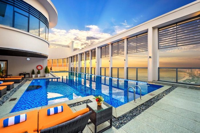 Altara Suites là khách sạn 5 sao tại Đà Nẵng được thiết kế theo phong cách hiện đại, sử dụng nhiều chất liệu kính để tạo nên sự sang trọng, đẳng cấp mà không kém phần thanh lịch