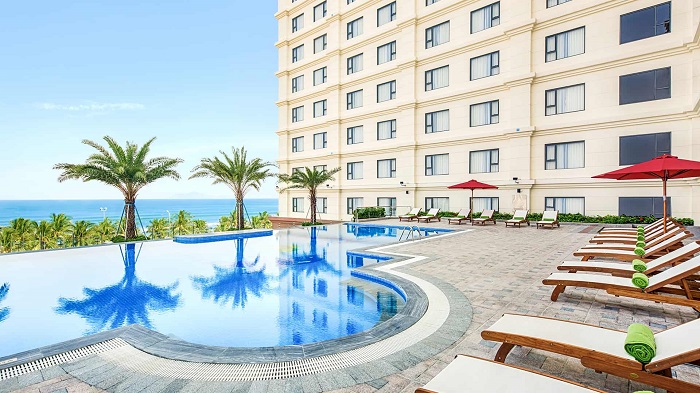 Bể bơi view biển siêu đẹp tại khách sạn DLG Hotel Da Nang mà bạn không thể bỏ qua