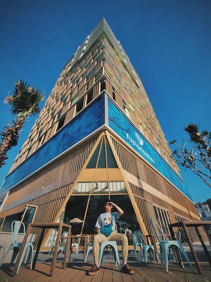 Bề mặt khách sạn Fusion Suites được áp kính sát trần nổi bật, cộng với lối kiến trúc độc đáo đã tạo được nhiều ấn tượng khó quên trong lòng du khách
