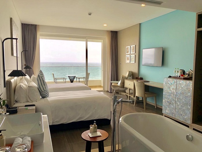 Các phòng nghỉ ở khách sạn Seashells được xây dựng theo theo lối kiến trúc hiện đại xen lẫn cổ điển và được trang trí theo gam màu ấp áp