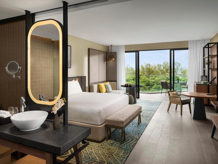 Các phòng tại khách sạn Crowne Plaza Phu Quoc Starbay có tông màu trầm của đất và xanh mát của biển cả, đại dương