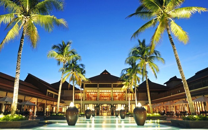 Furama Resort Da Nang tọa lạc trên điểm vàng của thành phố và nằm cạnh bãi biển Mỹ Khê với hướng nhìn tuyệt đẹp