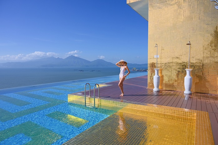 Hồ bơi dát vàng siêu xịn tại khách sạn DaNang Golden Bay trở thành điểm sống ảo tuyệt vời của nhiều du khách