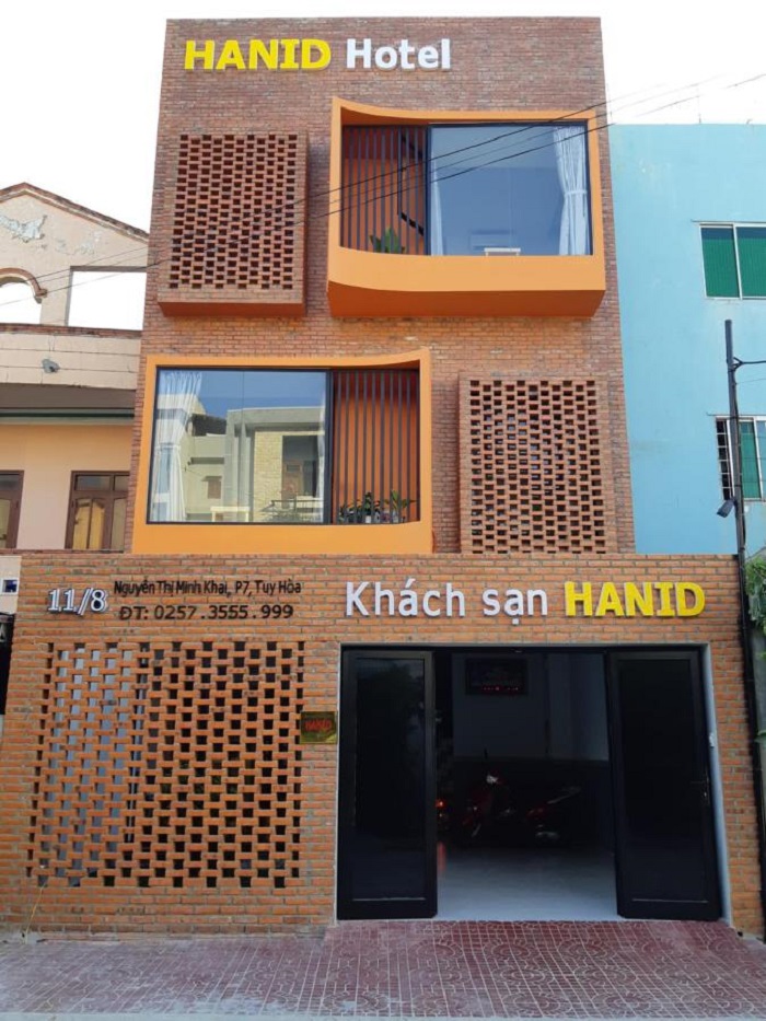 Khách sạn Hanid được thiết kế theo phong cách truyền thống lại có nhiều điểm phá cách với màu nâu hiện đại tạo nên lối kiến trúc độc đáo, lạ mắt