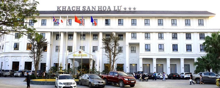 Khách sạn Hoa Lư có thiết kế đơn giản, gần gũi nhưng lại hiện đại, mang nét trẻ trung, tươi mới