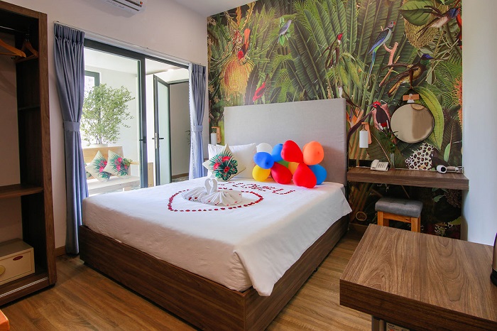 Không gian phòng khách sạn Green Oasis rộng rãi, thoáng mát, được trang trí với những hình ảnh trẻ trung, năng động, tạo cảm giác tươi mới, dễ chịu