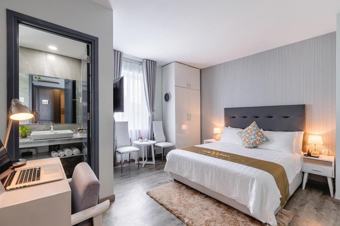 Không gian phòng ngủ của khách sạn The Wind thoáng mát, được trang trí đơn giản mà vô cùng tinh tế, thanh lịch