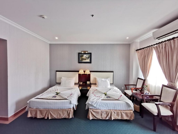 Mỗi phòng đều được bài trí tinh tế với giường ngủ ấm cúng cùng tông trắng be kết hợp hài hoà
