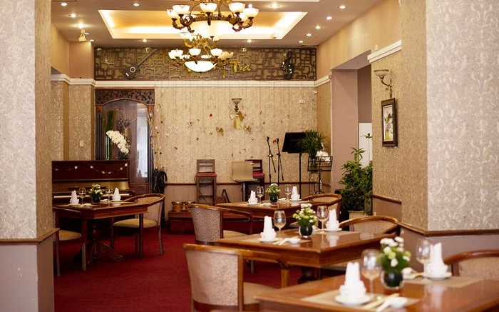 Nhà hàng tại Grand Hotel được bài trí sang trọng, ấm cúng với sức chứa lên đến 400 khách
