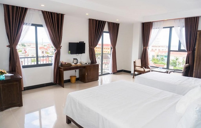 Phòng VIP ở khách sạn Bạch Dương với 3 cửa sổ hướng biển và tầm nhìn view thành phố