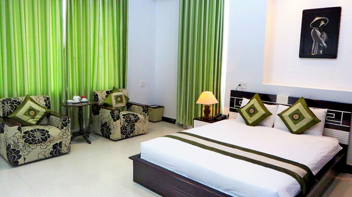 Phòng của khách sạn sử dụng tông màu trắng sang trọng kết hợp màu xanh mát của giường ngủ, nội thất tạo cảm giác thoải mái, bình yên