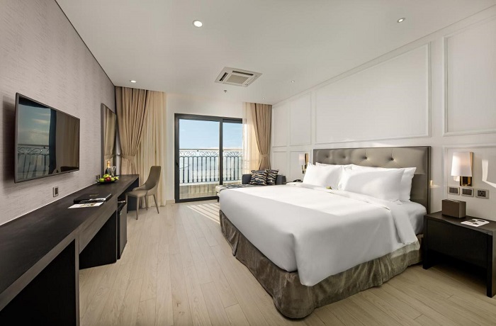 Phòng khách sạn DaNang Golden Bay được trang bị đầy đủ tiện nghi với phong cách sang trọng, đẳng cấp