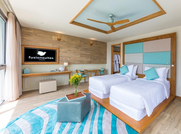 Phòng khách sạn Fusion Suites được thiết kế theo phong cách hiện đại, trẻ trung, mang đậm những nét đặc trưng của biển cả, tạo nên không gian thân thiện, xanh mát