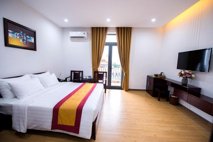 Phòng ngủ khách sạn Đắc Tín được trang bị nội thất sang trọng, nhằm mang đến những khoảnh khắc thư giãn tuyệt vời cho du khách