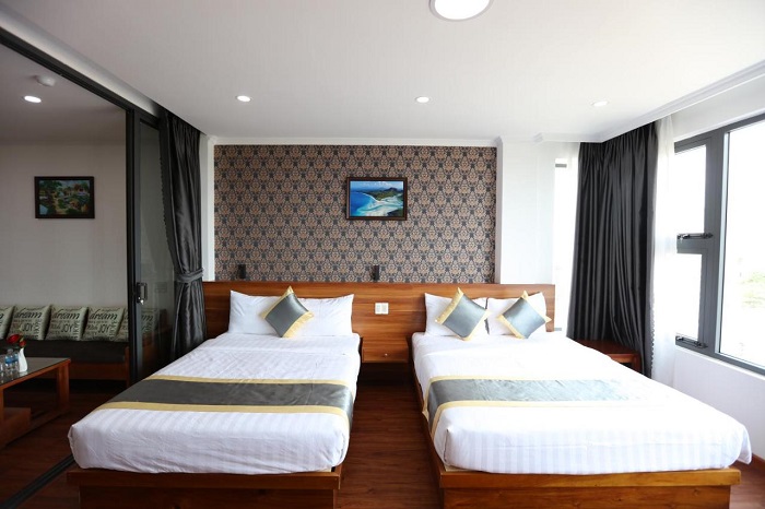 Phòng ở Calaha Hotel với đầy đủ tiện nghi và cửa sổ kính lớn, hướng biển