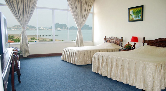 Phòng ở khách sạn Ha Long Bay có nội thất đẹp, giường đệm êm ái, cửa sổ lớn view biển cực đẹp cùng máy điều hòa mát lạnh cùng nhiều tiện nghi khác