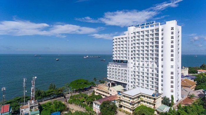 Trên cung đường Trần Phú, Mermaid Seaside trở nên nổi bật với kiến trúc hiện đại cùng tông màu trắng nhẹ nhàng