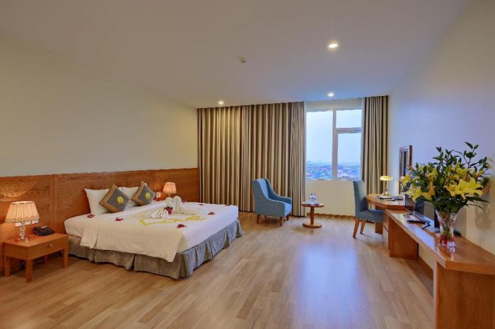 Đúng chuẩn khách sạn 4 sao, phòng nghỉ lại khách sạn Hoàng Sơn Peace vô cùng rộng rãi và thoáng mát