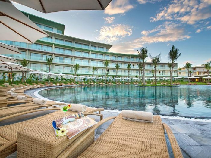 Khách sạn FLC Luxury Hotel Sầm Sơn có thiết kế hình cánh cung với hồ bơi ở chính giữa 