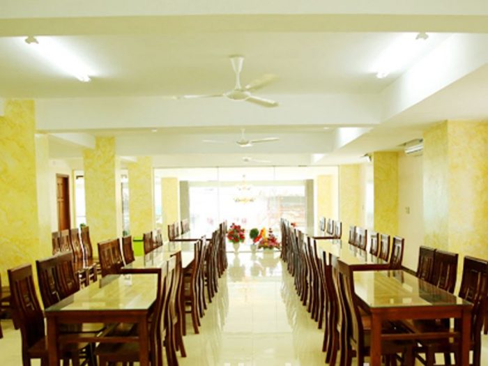 Khu vực phòng ăn rộng 500m2 tại khách sạn Vũ Gia Sầm Sơn 
