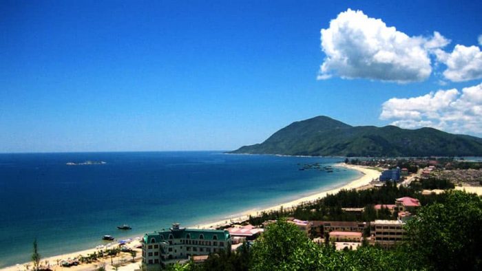 Biển Thiên Cầm nổi tiếng với sự sạch sẽ, nước trong xanh và không khí mát mẻ dễ chịu