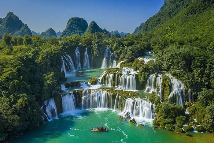 Thác Bản Giốc Cao Bằng hùng vĩ nằm giữa ranh giới Việt - Trung