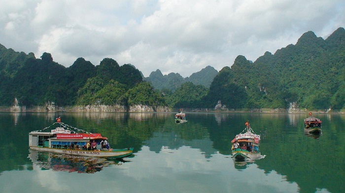 Du khách tham quan hồ Na Hang bằng thuyền