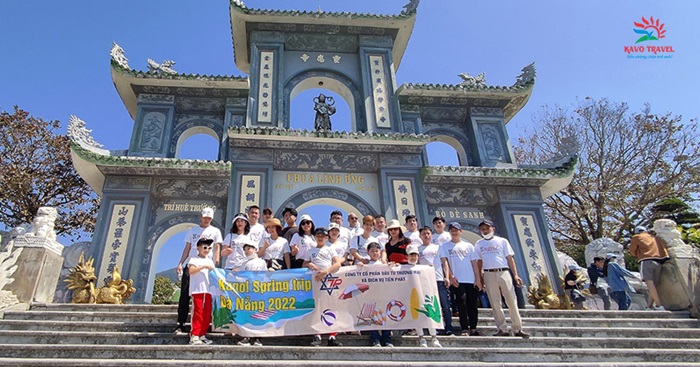 Đoàn khách city tour Đà Nẵng của Kavo Travel thăm chùa Linh Ứng