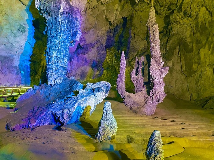 Động Ngườm Ngao với những khối đá vôi kì vĩ