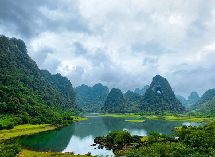 Hồ Thang Hen dưới chân núi Mắt Thần