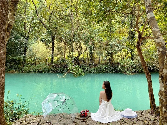 Suối Lê Nin có màu xanh ngọc bích trong vắt