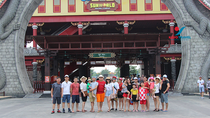 Du khách của công ty du lịch Khát Vọng Việt - Kavo Travel tham quan và trải nghiệm tại Sunworld